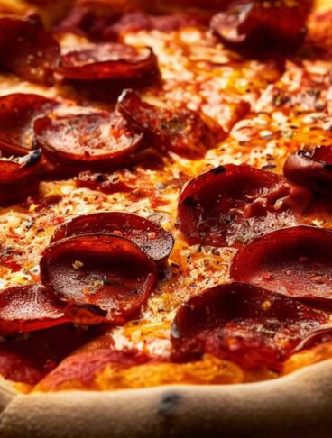 Pizza con salame piccante nota anche come PEPPERONI PIZZA negli USA