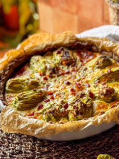 Torta salata con brisée e fiori di zucca farciti con ricotta, pecorino e parmigiano