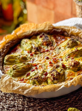 Torta salata con brisée e fiori di zucca farciti con ricotta, pecorino e parmigiano