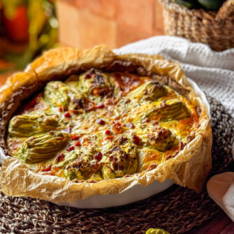 Torta salata con brisée e fiori di zucca farciti con ricotta, pecorino e parmigiano