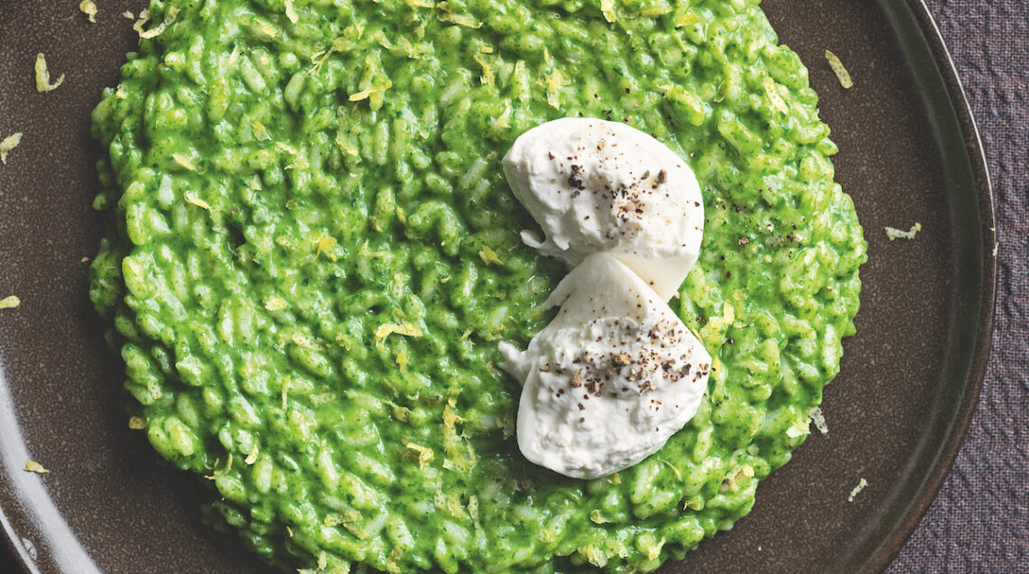 piatto con risotto con pesto di cime di rapa, burrata e limone