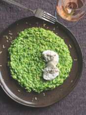 piatto con risotto con pesto di cime di rapa, burrata e limone