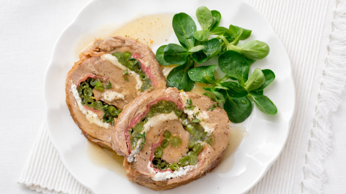 Rotolo di manzo con fagiolini e pancetta croccante