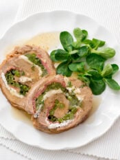 Rotolo di manzo con fagiolini e pancetta croccante