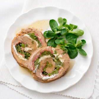 Rotolo di manzo con fagiolini e pancetta croccante