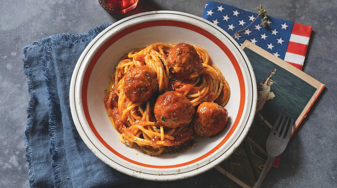 Piatto di spaghetti con sugo e polpette