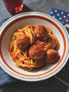 Piatto di spaghetti con sugo e polpette