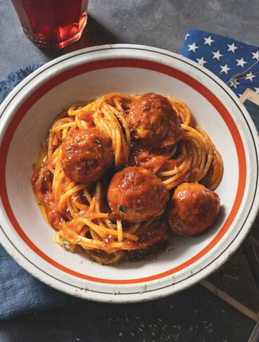 Piatto di spaghetti con sugo e polpette