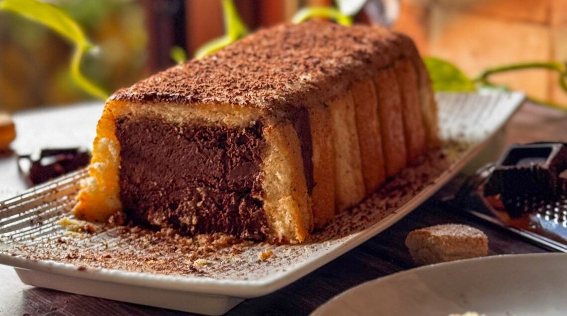 Plum cake al cioccolato con sciroppo al rum, savoiardi e mandorle