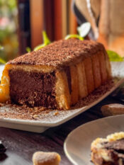 Plum cake al cioccolato con sciroppo al rum, savoiardi e mandorle