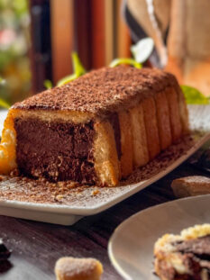 Plum cake al cioccolato con sciroppo al rum, savoiardi e mandorle