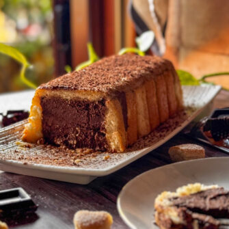 Plum cake al cioccolato con sciroppo al rum, savoiardi e mandorle