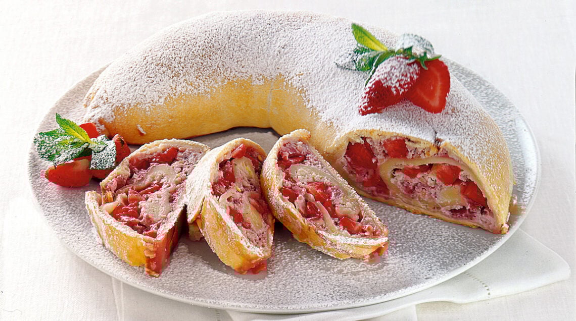 Strudel alle fragole ricotta e mandorle affettato