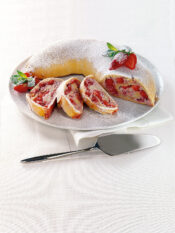 Strudel alle fragole ricotta e mandorle affettato