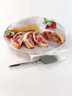 Strudel alle fragole ricotta e mandorle affettato