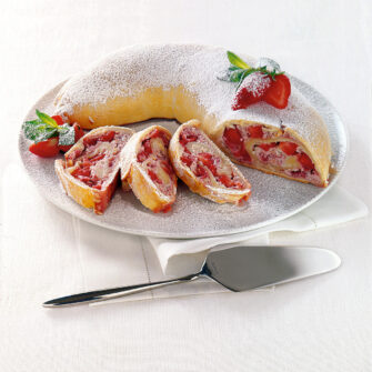 Strudel alle fragole ricotta e mandorle affettato