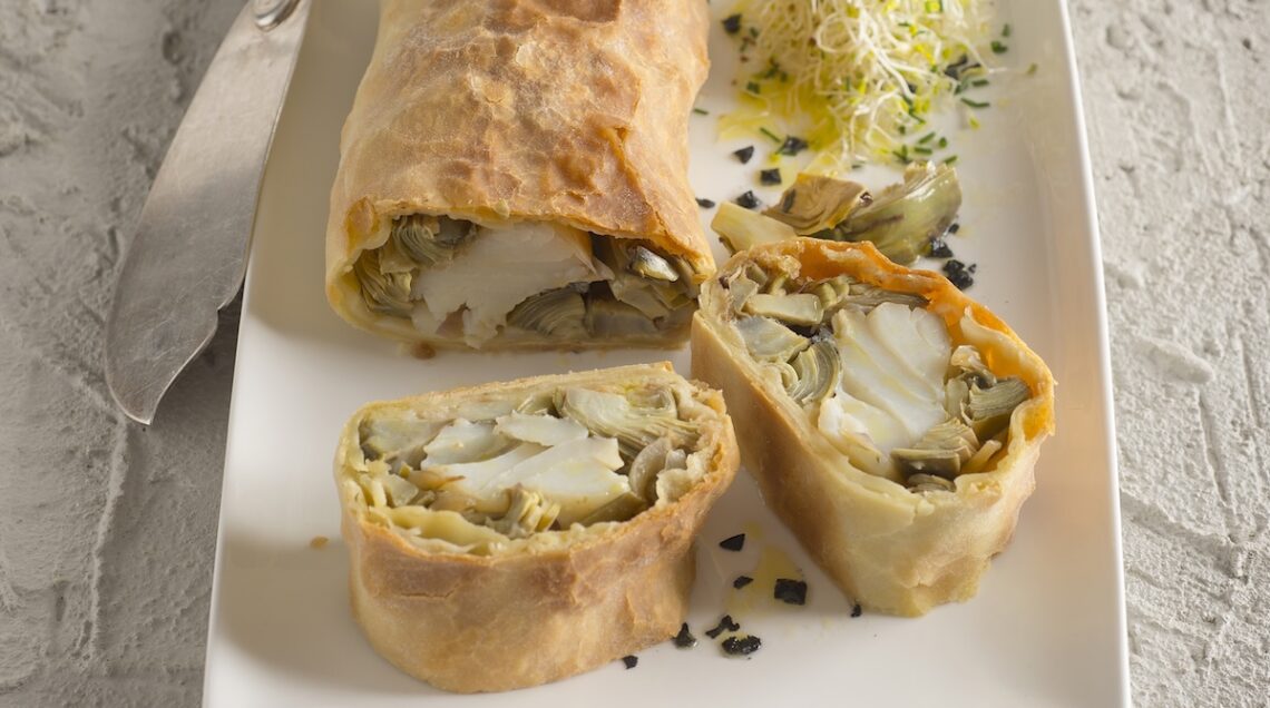 Strudel di baccalà  e carciofi con spuma al pepe e limone