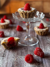 tartellette di grano saraceno con crema di ricotta e lamponi