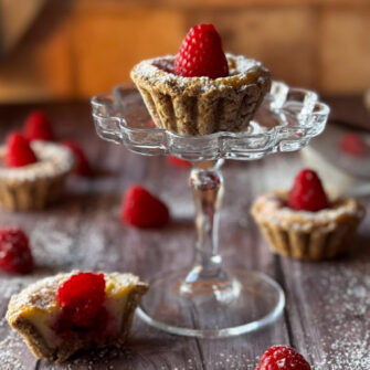 tartellette di grano saraceno con crema di ricotta e lamponi