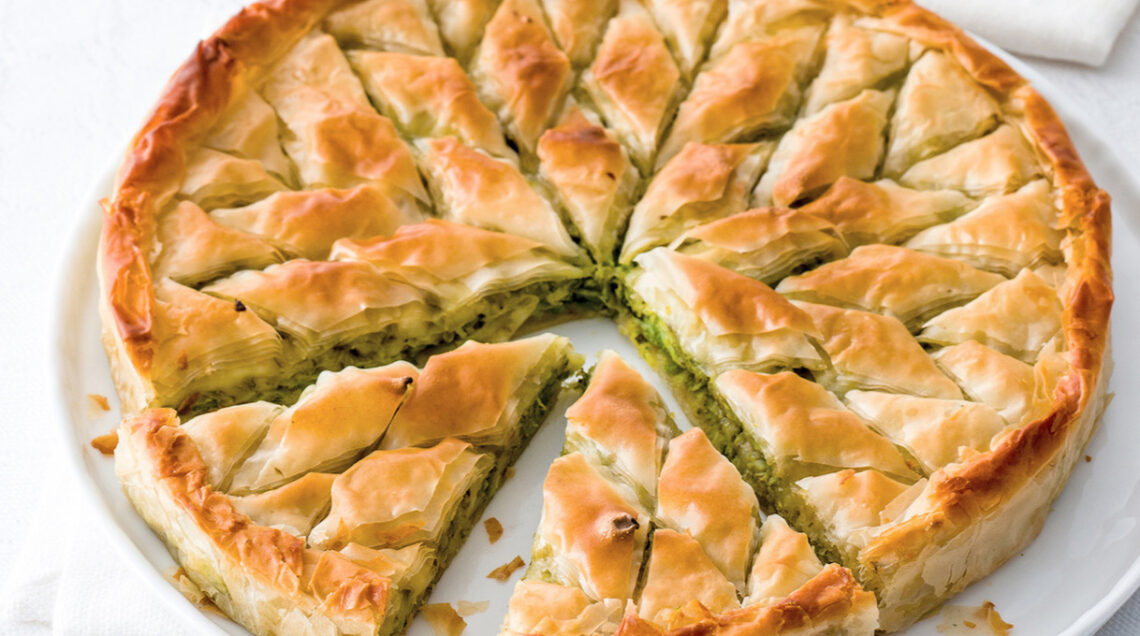 torta salata com pasta fillo, ortaggi e provolone