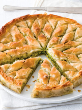torta salata com pasta fillo, ortaggi e provolone