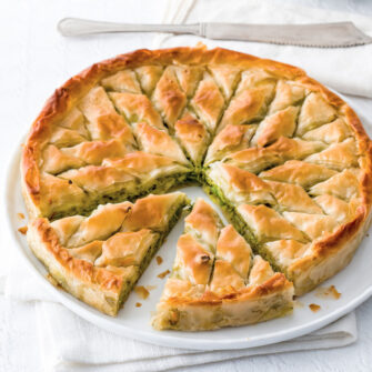 torta salata com pasta fillo, ortaggi e provolone