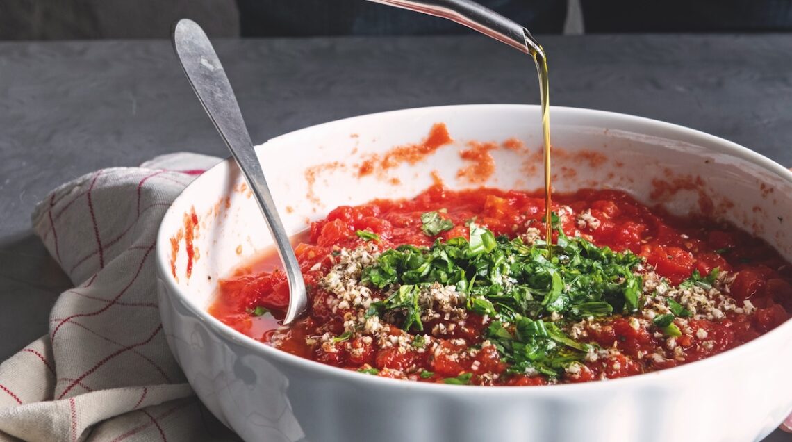 Sugo di pomodori arrostiti con erbe aromatiche e olio che scende