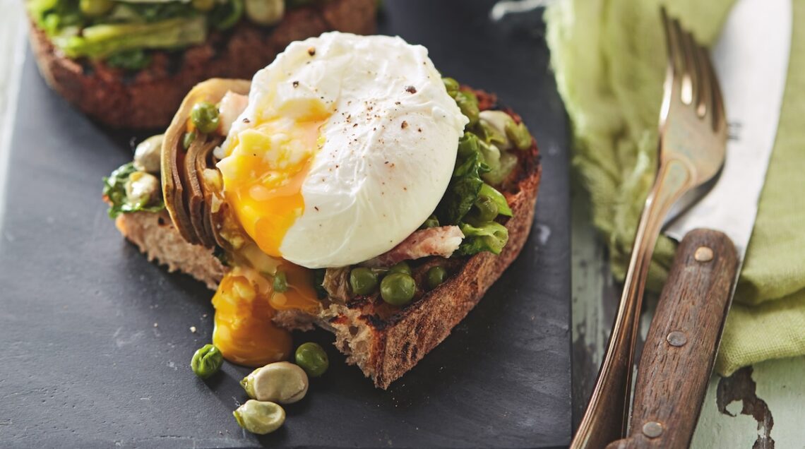 Bruschette con vignarola e uovo in camicia