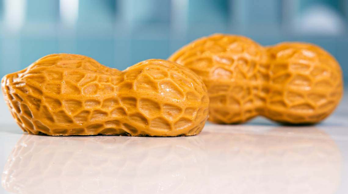 Due dolci a forma di arachide realizzati con stampante 3D alimentare, con guscio dettagliato e realistico.