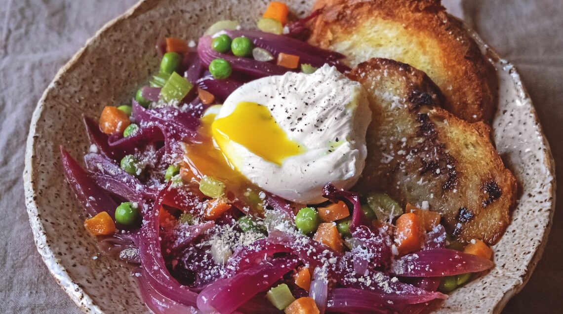 carabaccia con pane casereccio, uova e verdure