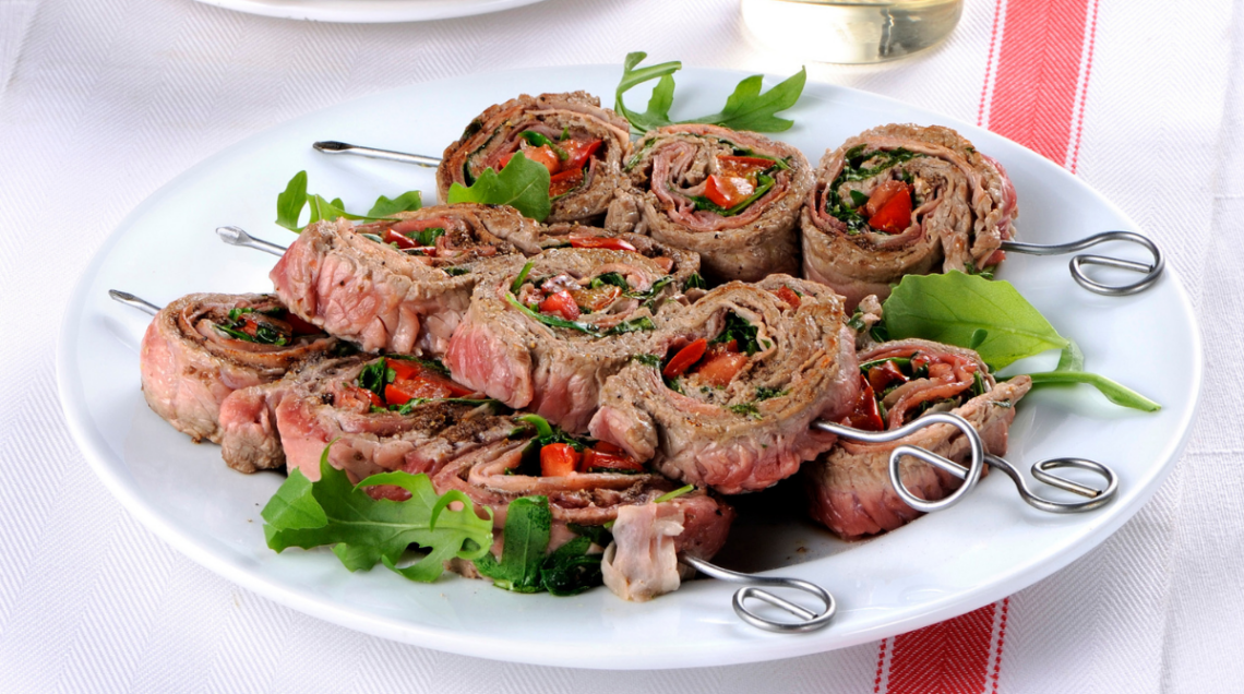 carpaccio creativo, spiedini di rondelle di fettine di carne