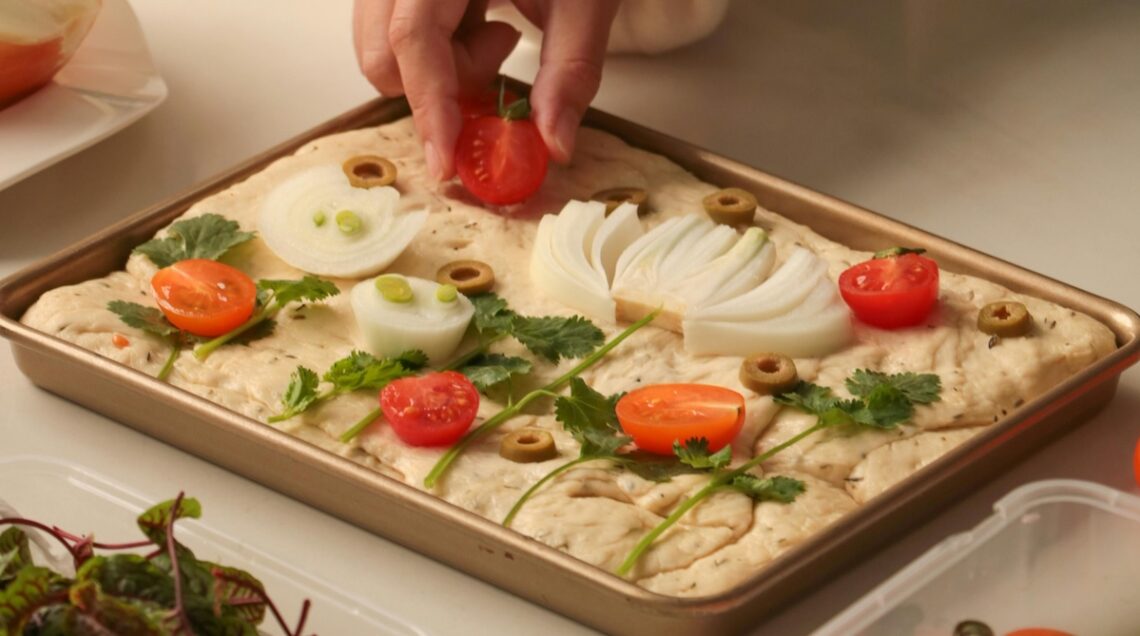 ortaggi disposti creativamente su un impasto steso