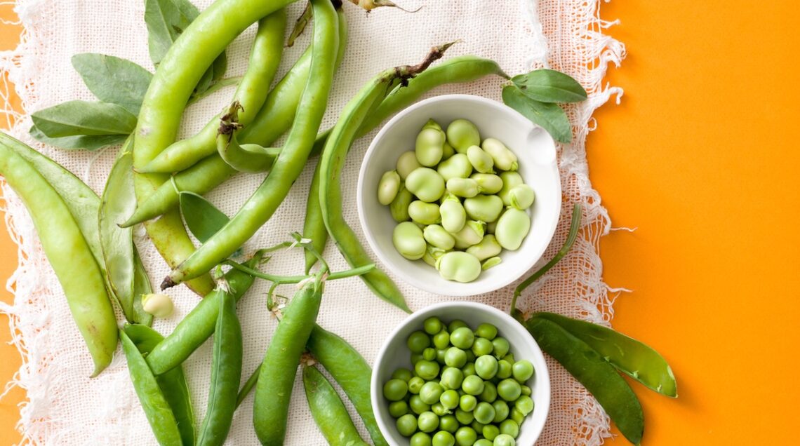 baccelli e semi di fave e piselli
