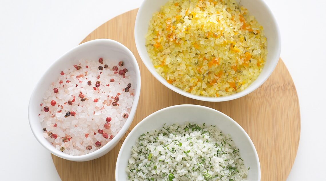 Tre ciotole con tre diversi sali aromatizzati