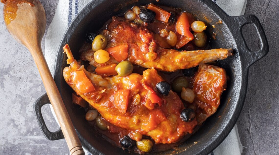 coniglio in umido con olive in un tegame di ghisa