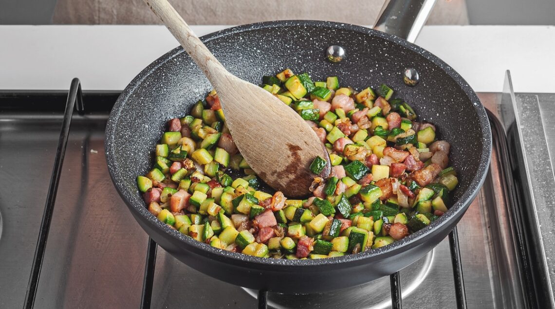 Padella sul fuoco con zucchine e pancetta a dadini