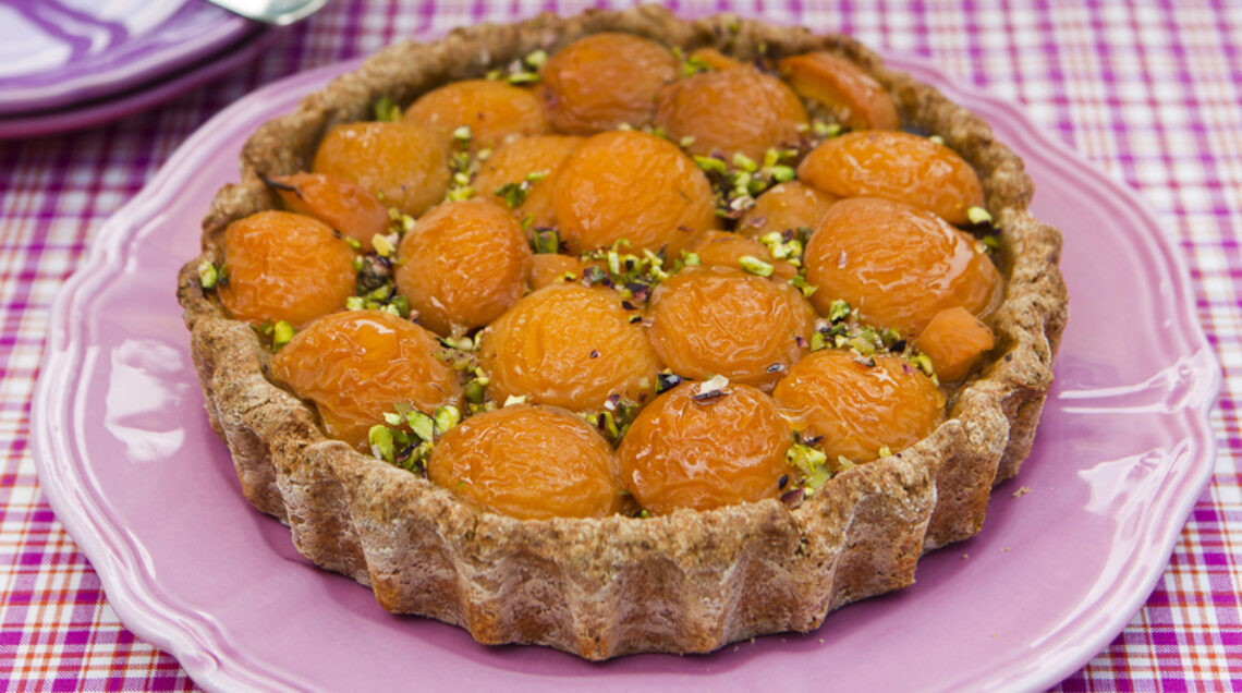 crostata di albicocche su un piatto rosa