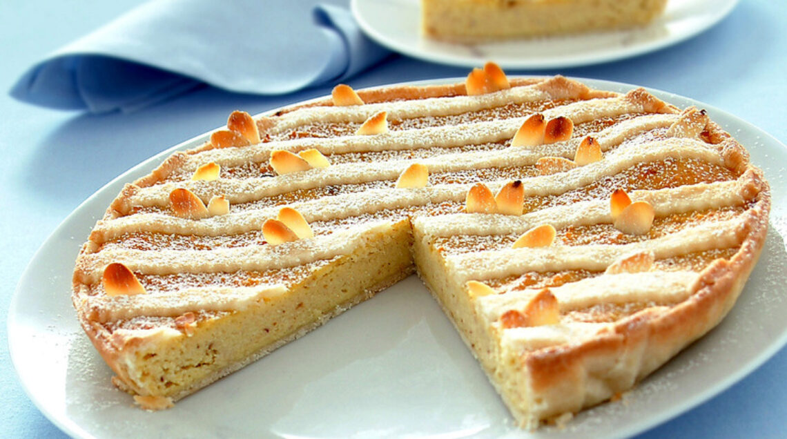 crostata tagliata poggiata sul piatto