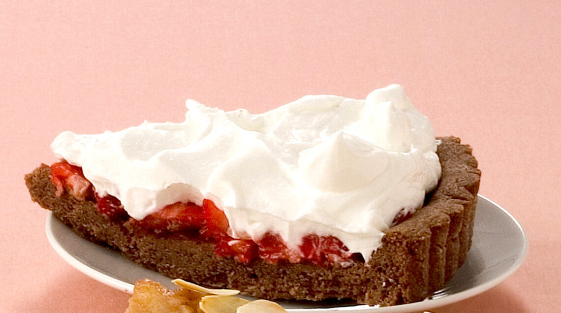 fetta di crostata con frolla al cacao, fragole e panna