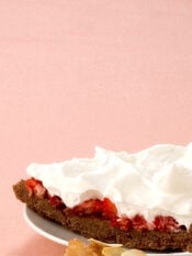 fetta di crostata con frolla al cacao, fragole e panna