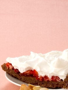 fetta di crostata con frolla al cacao, fragole e panna