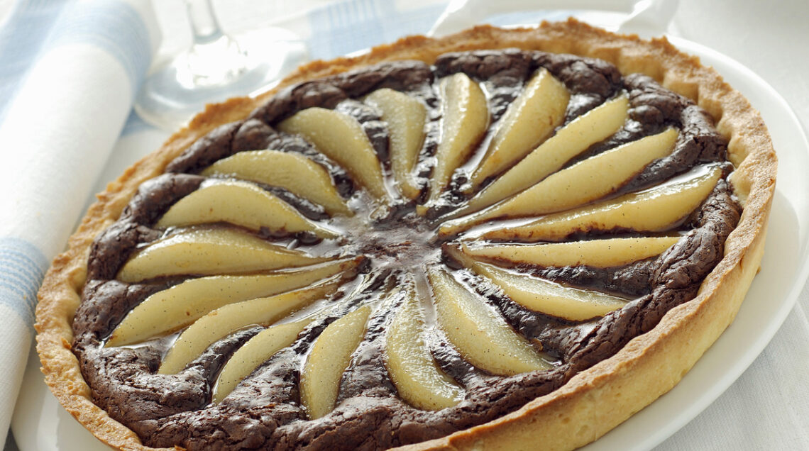 crostata di pere e cioccolato sul tavolo