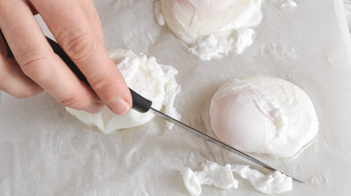 uova in camicia tagliate lungo i bordi da un coltellino