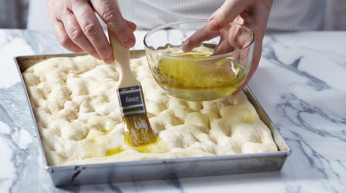 focaccia in teglia spennellata di olio
