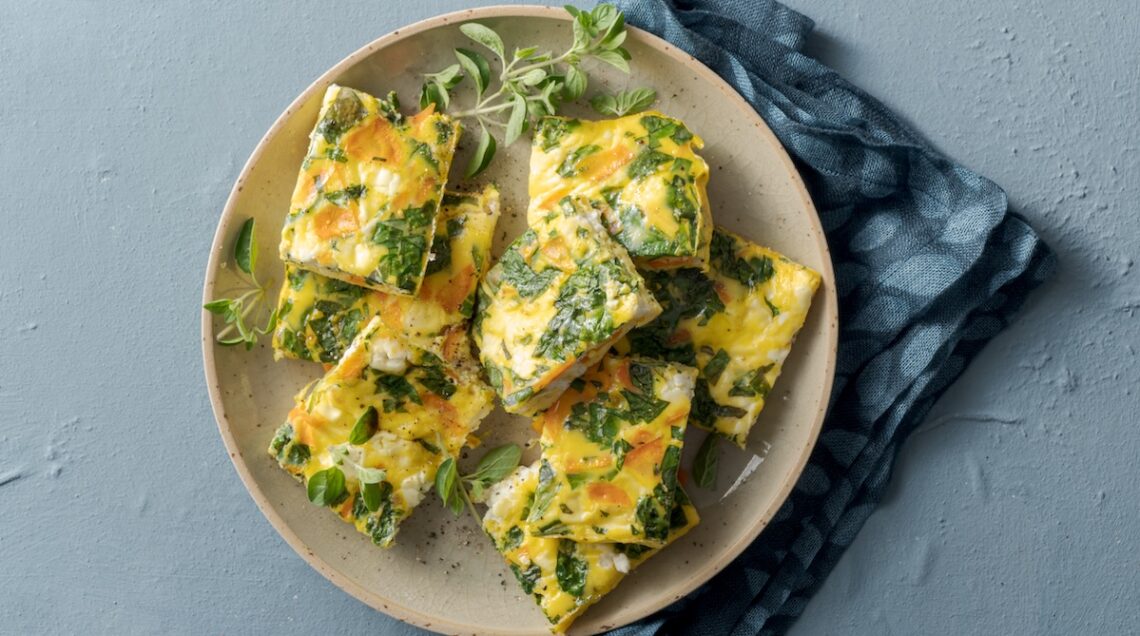 Frittata al forno con verdure e feta a quadrotti su un piatto