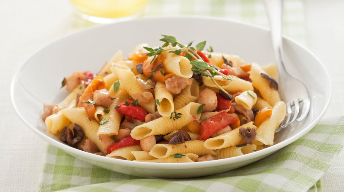 garganelli con ragù di coniglio, peperoni e taggiasche