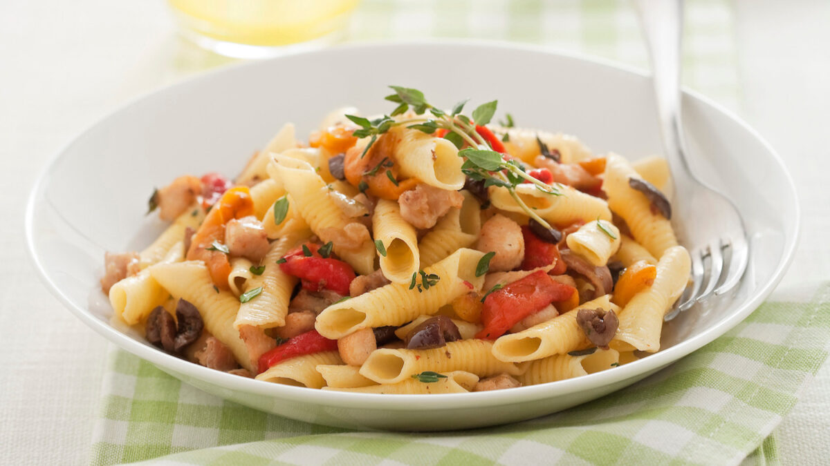 Garganelli al ragù di coniglio, peperoni e taggiasche