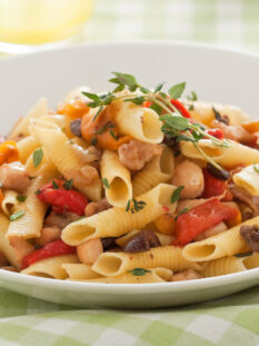 garganelli con ragù di coniglio, peperoni e taggiasche