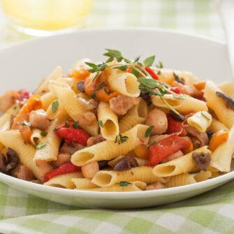 garganelli con ragù di coniglio, peperoni e taggiasche