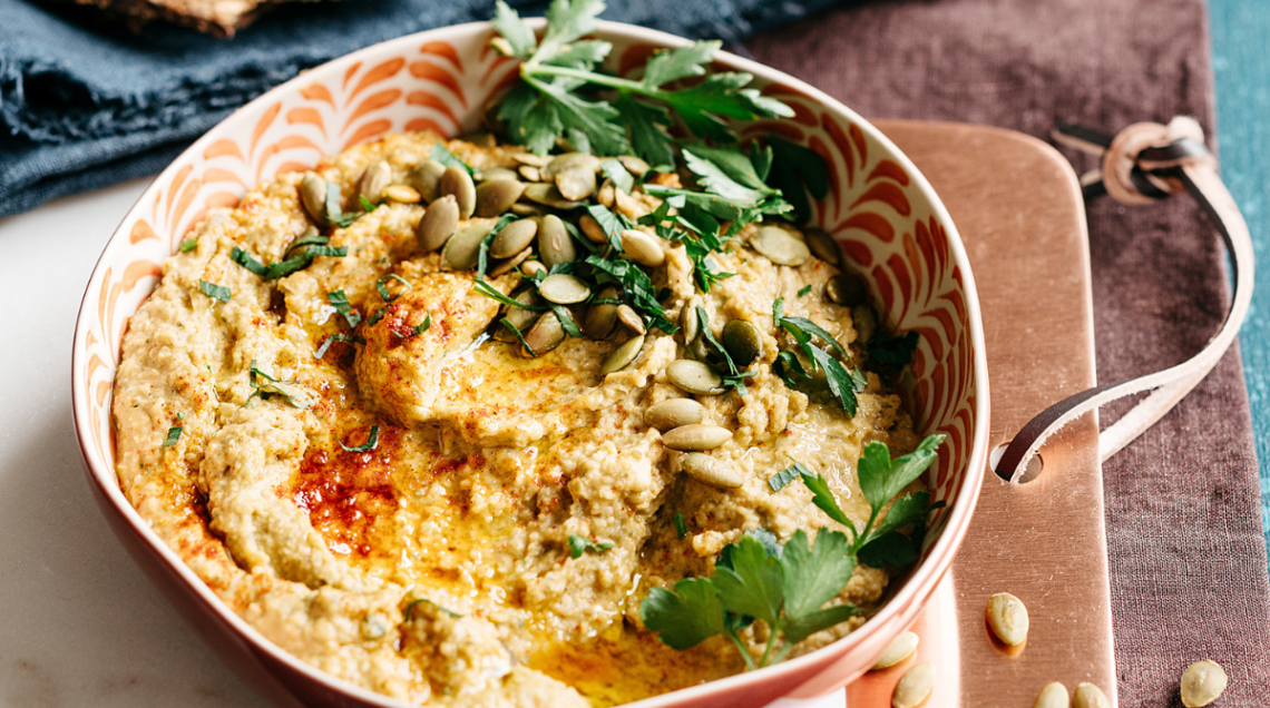 ciotola di hummus di ceci con semi di zucca e prezzemolo